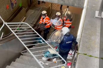 Belgische politie bekogeld met hekken door relschoppers in Brussel