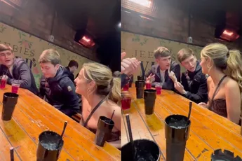 Dame met zelfspot doet spelletje 'Steen, papier, schaar'