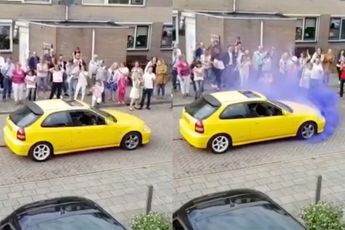 Gender reveal door bandjes op te roken van een Honda Civic