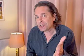 Hans Teeuwen doet zijn zegje over de coronapas