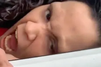 Dame doet een beetje raar na betrapt te zijn op mensenhandel