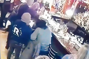 Barman ziet fooi in rook opgaan en gaat voor de Heimlich greep