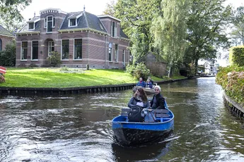 Bizar: Turks gezin weggepest door racistische jongeren in Giethoorn, politie doet niets