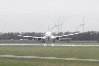 Vliegtuigen landen door storm Eunice met extreme zijwind op de Polderbaan van Schiphol