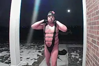 Man in pikant setje die selfies aan het maken is vastgelegd door smart bel