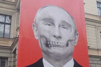 In Riga hebben ze een gigantische poster opgehangen tegenover de Russische Ambassade