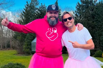 Bas Smit met wit gebit in TuTu naast Evert Muis voor heel goed doel