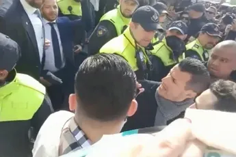 Farid Azarkan ruw opzij geduwd op Haagse Markt door beveiligers Geert Wilders