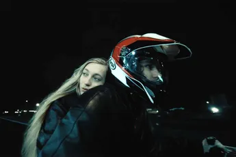 Mama Appelsap in Eurovisiesongfestival lied S10: 'Dat je drol er niet uit komt'