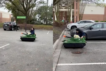 Moeder doet boodschappen met voertuig van kinderen nu prijzen hoog aan de pomp zijn
