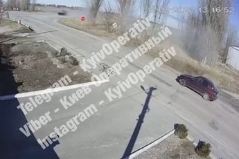 Russische tank neemt auto met Oekraïense burgers onder vuur
