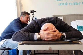 Tom Coronel verliest weddenschap en krijgt tattoo van Ferrari op zijn bil