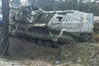 Oekraïense soldaten maken selfie bij verlaten Russische tank en worden beschoten door eigen leger