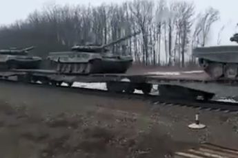 Tanks op reis met de trein van Kiev naar Donbas regio