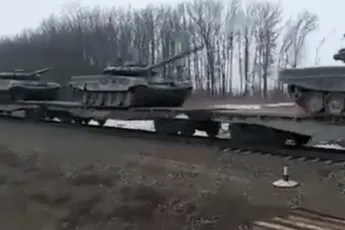 Tanks op reis met de trein van Kiev naar Donbas regio