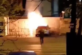 Roemeen ramt poort van Russische ambassade in Boekarest en kan dat niet navertellen