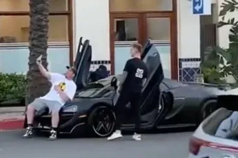 Note to self: niet zat op de motorkap van andermans McLaren gaan liggen