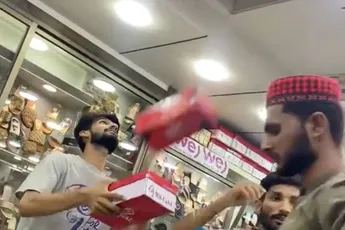 Schoenen passen en een show bij Pakistaanse schoenenzaak