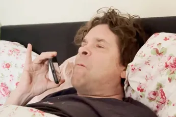 Hans Teeuwen moet je niet bellen over Ziggo