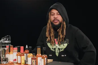 Bokoesam in tranen door Hotwings in Nederlandse versie van Hot Ones