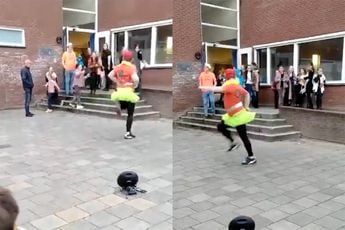 Bonusvader van het jaar haalt zijn bonusdochter op van een schoolfeest