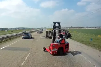Danny is een 'heftruckheld', want hij zette een aanhanger weer recht op de A15