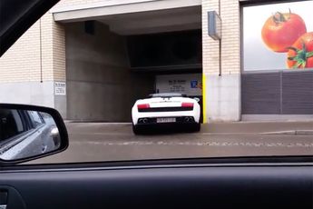 Inrijden parkeergarage gaat helemaal niet goed met peperdure auto