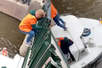 Op Koningsdag even vlak voor brug op boot springen van je bucketlist strepen