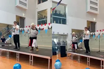 School heeft legendarische examenstunt met Zanger Rinus en Romana