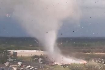 Drone legt beelden van flinke tornado in Kansas vast