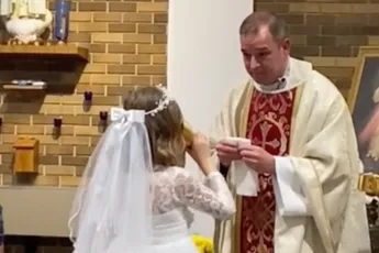 Hostie en vooral stevig glas miswijn voor jongedame