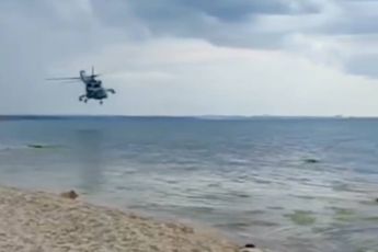Idyllisch strand inclusief gevechtshelikopter spotten aan de Krim