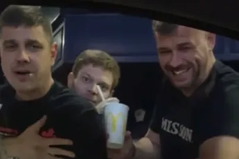 Gast heeft instant spijt van avondje stappen met de jongens