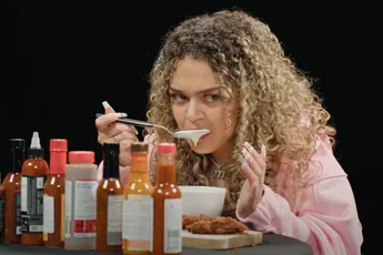 Yoghurt sleept zangeres Delany er doorheen tijdens Nederlandse versie van Hot Ones