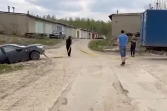 Sleepje geven helpt automobilist van de regen in de drup