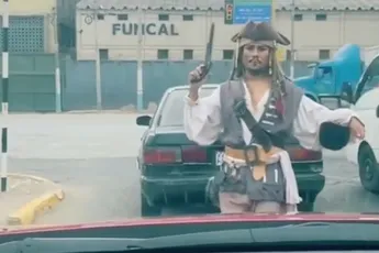 Jack Sparrow “overvalt” mensen die wachten voor rood licht