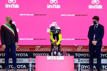 Wielrenner Biniam Girmay plopte kurk van fles prosecco in zijn eigen oog