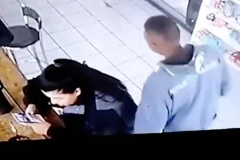 Heel veel aanrakingen van dame na ongewenste aanraking van heer