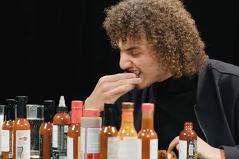 YouTuber Kwebbelkop gaat achteruit eten tijdens Hot Ones