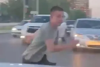 Zatte amateur acrobaat dacht dat kruispunt gymzaal was en kopt auto