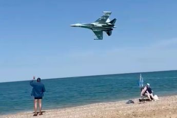 Idyllisch strand inclusief straaljager spotten aan de Krim