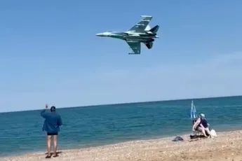 Idyllisch strand inclusief straaljager spotten aan de Krim