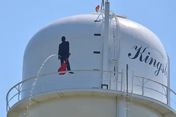 Welgeplaatst schot laat silhouet van Johnny Cash plasje doen over geboortestad Kingsland