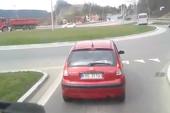 Automobilist in Polen heeft duidelijk de les 'rotonde rijden' niet gehad