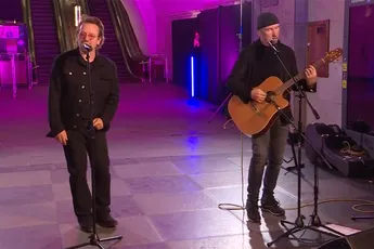 Bono (U2) treedt op in metrostation Kiev voor vrijheid