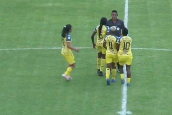 Ecuadoraanse voetbalster schopt scheids voor 'z'n klotuh'