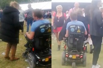 Man in rolstoel geeft dame een lift en rost andere festivalbezoekers omver
