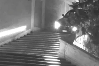 Man rijdt met Maserati van wereldberoemde Spaanse Trappen in Rome