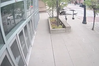 Tesla crasht met hoge snelheid in het Greater Columbus Convention Center