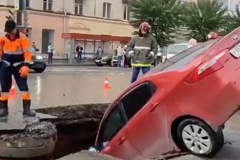 Sinkhole vreet auto half op in Izjevsk